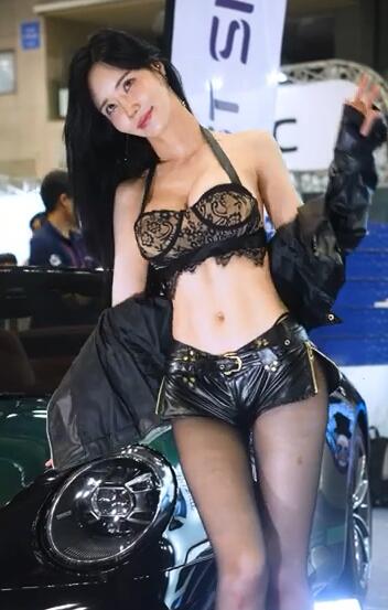 模特闵汉娜Min Hanna 2024 Auto Salon Week黑色皮革服装